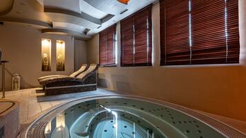 Indoor spa tub
