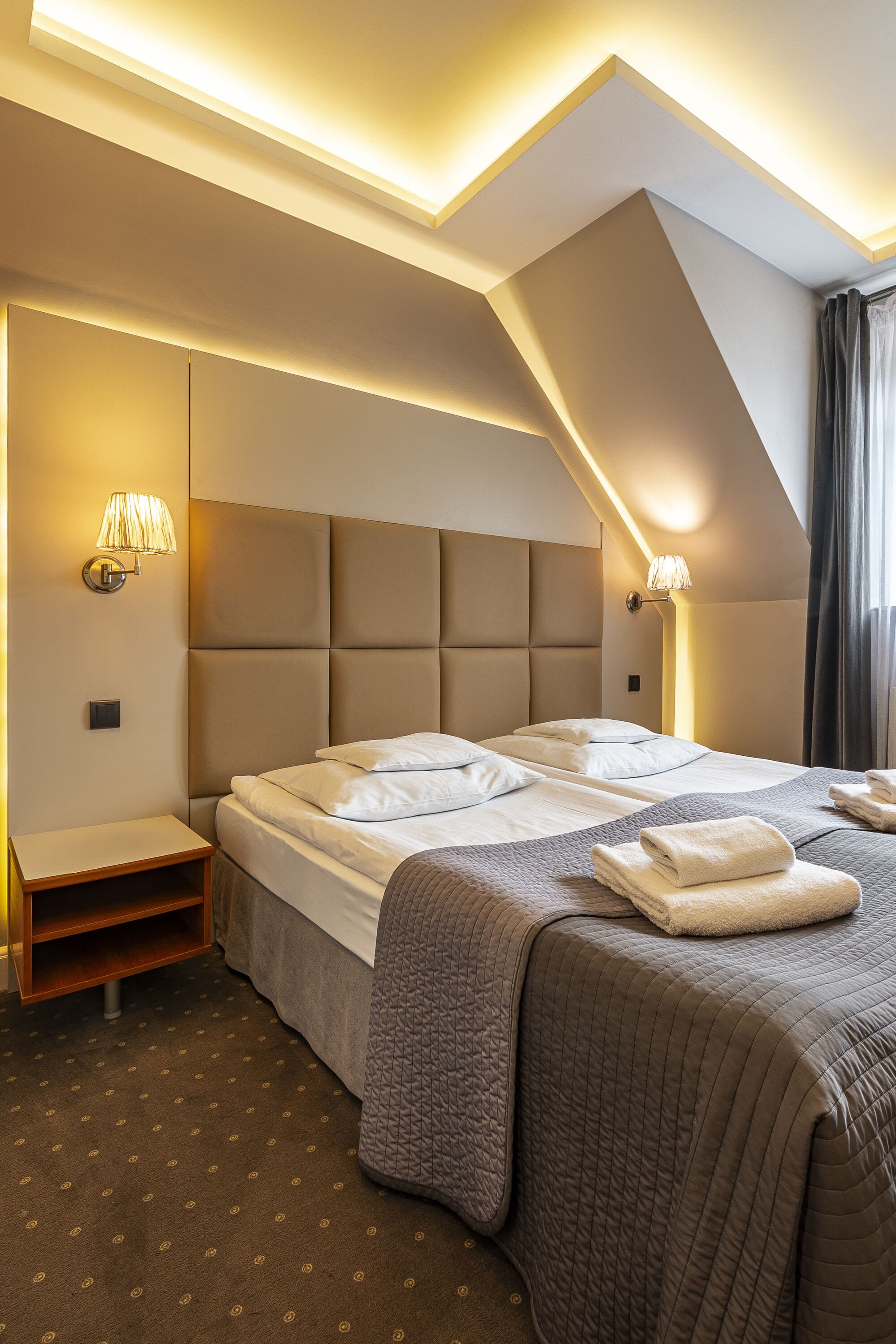 Safe på rommet, skrivebord, skrivebord for bærbar PC og lydisolert