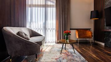 Studio – deluxe, 1 soverom | Safe på rommet, skrivebord, skrivebord for bærbar PC og lydisolert