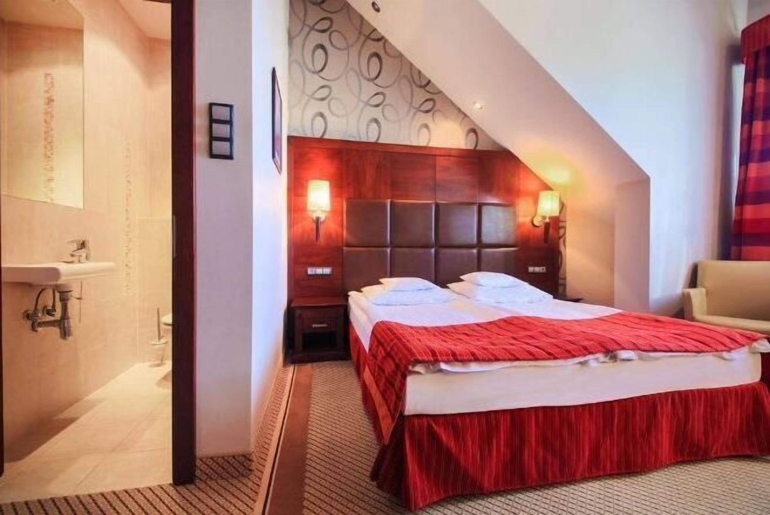 In-room safe, desk, laptop workspace, soundproofing