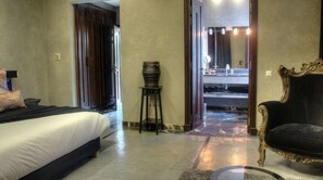 Ropa de cama de alta calidad y caja de seguridad en la habitación