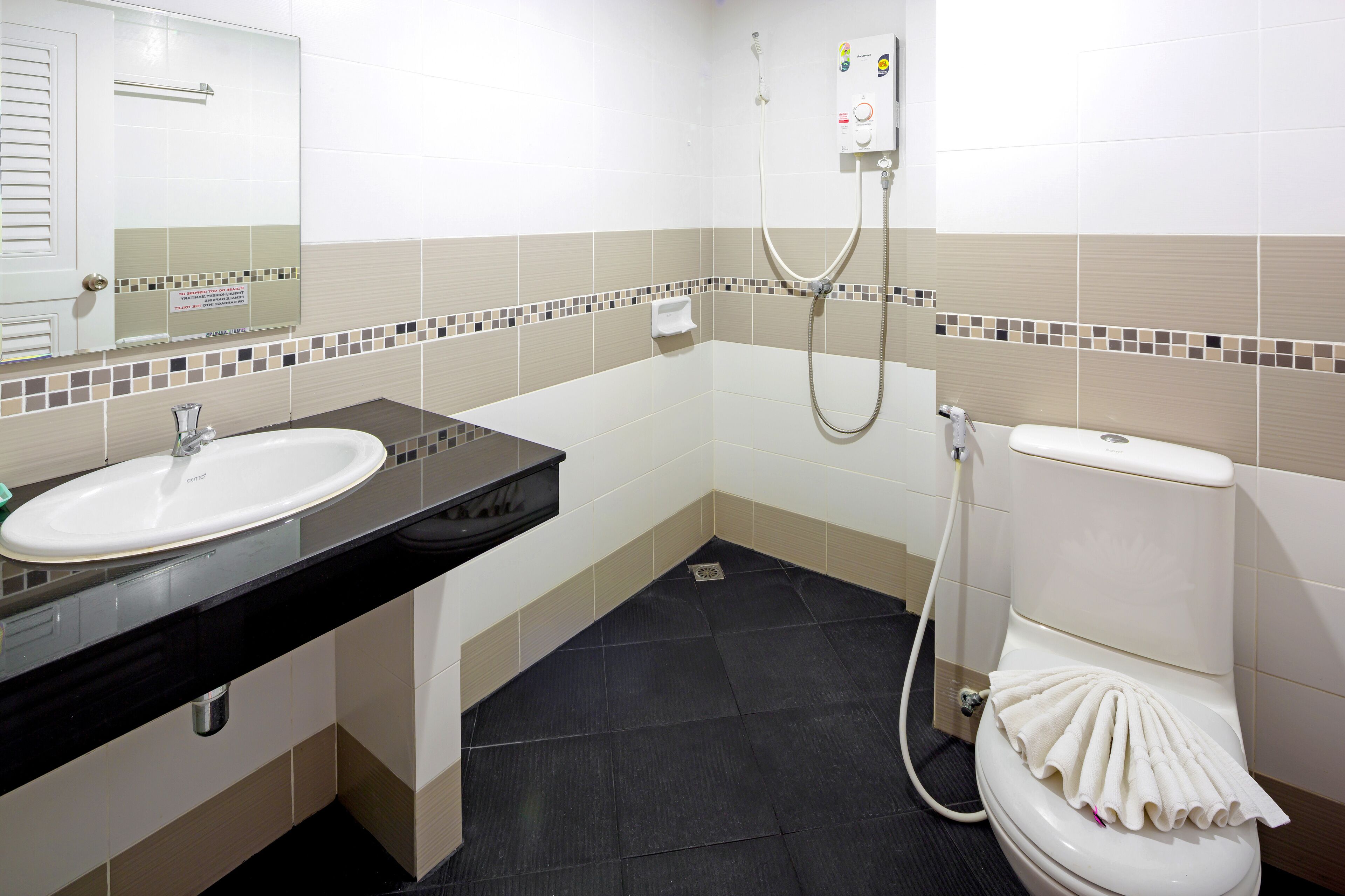 Standard Double Bed  | Baño | Ducha, artículos de higiene personal gratuitos y toallas