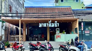 供应早餐、午餐和晚餐,国际美食