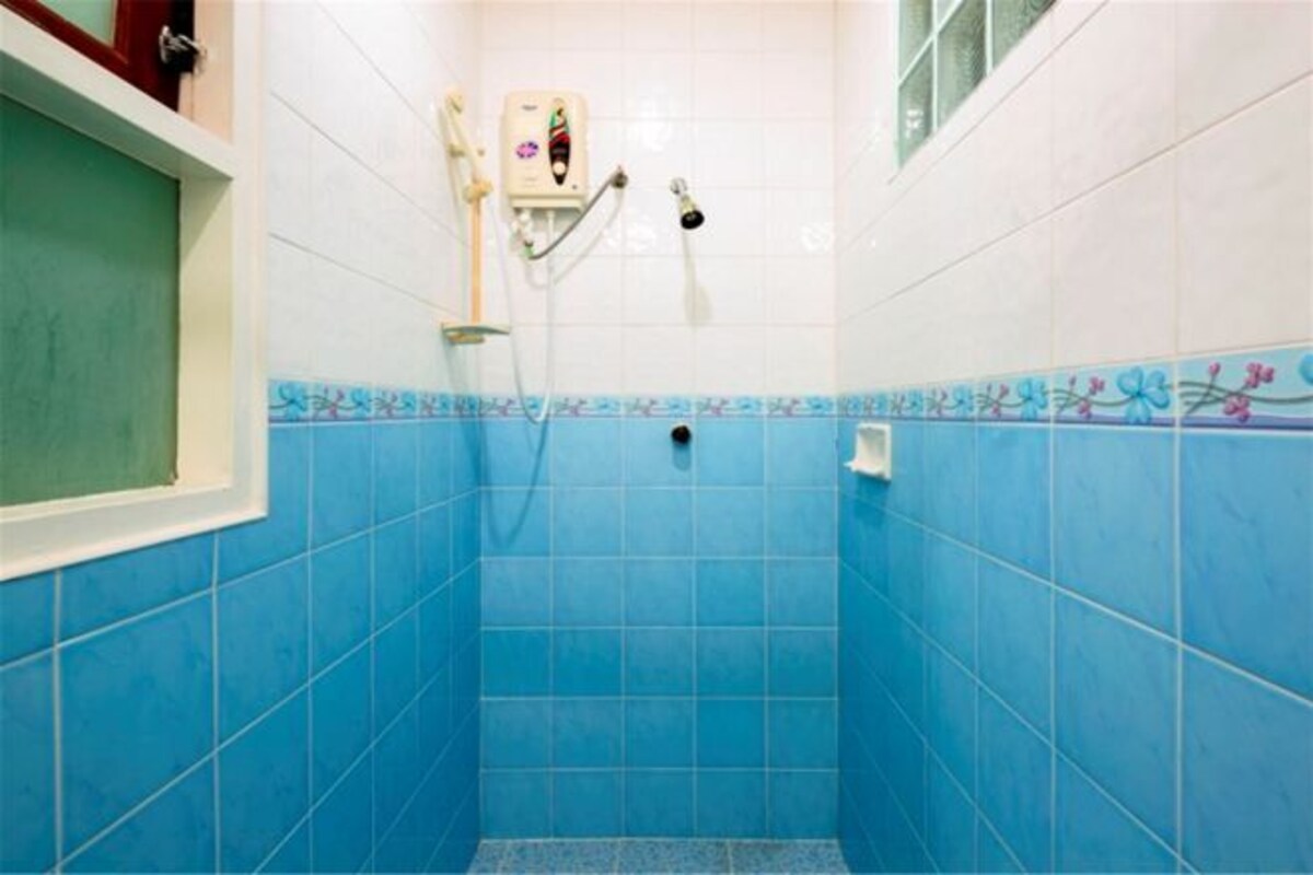 Douche, articles de toilette (gratuits), serviettes fournies
