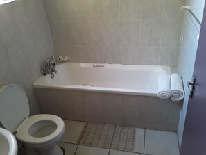 Artículos de tocador gratuitos, secador de pelo, toallas, jabón