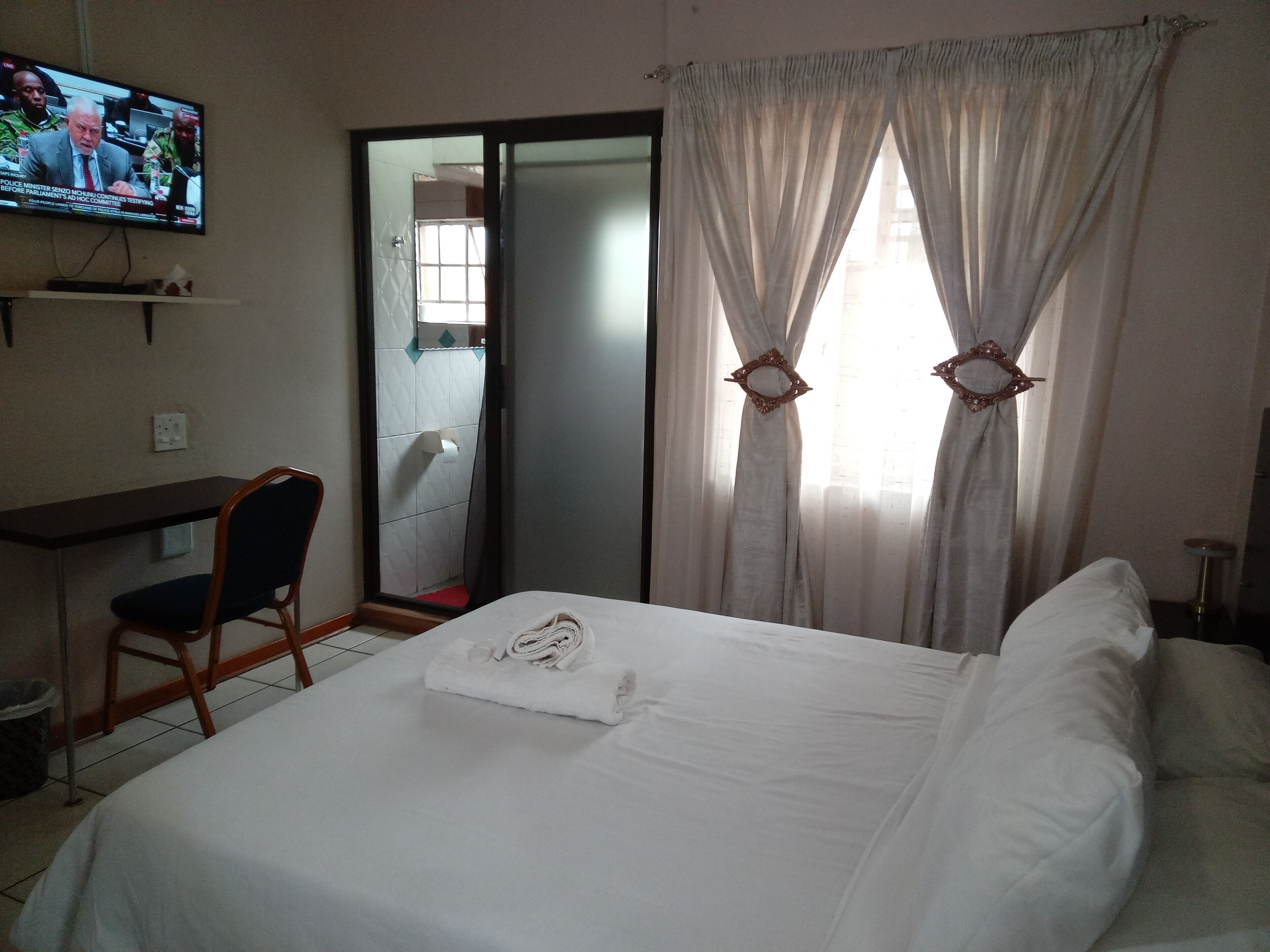 Deluxe dubbelrum - 1 dubbelsäng | Skrivbord, arbetsyta för laptop, strykjärn/strykbräda och gratis wi-fi