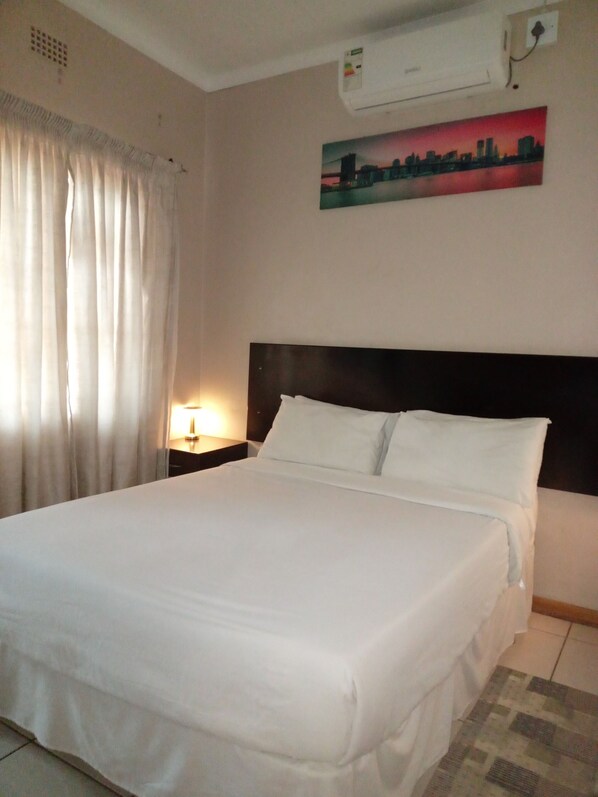 Kahden hengen deluxe-huone, 1 parisänky | Työpöytä, kannettavalle tietokoneelle sopiva työtila