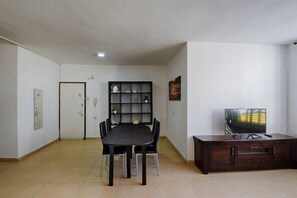 Appartamento, 2 camere da letto | Pasti in camera