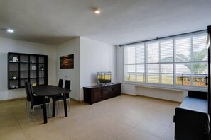 Appartamento, 2 camere da letto | Area soggiorno | TV a schermo piatto
