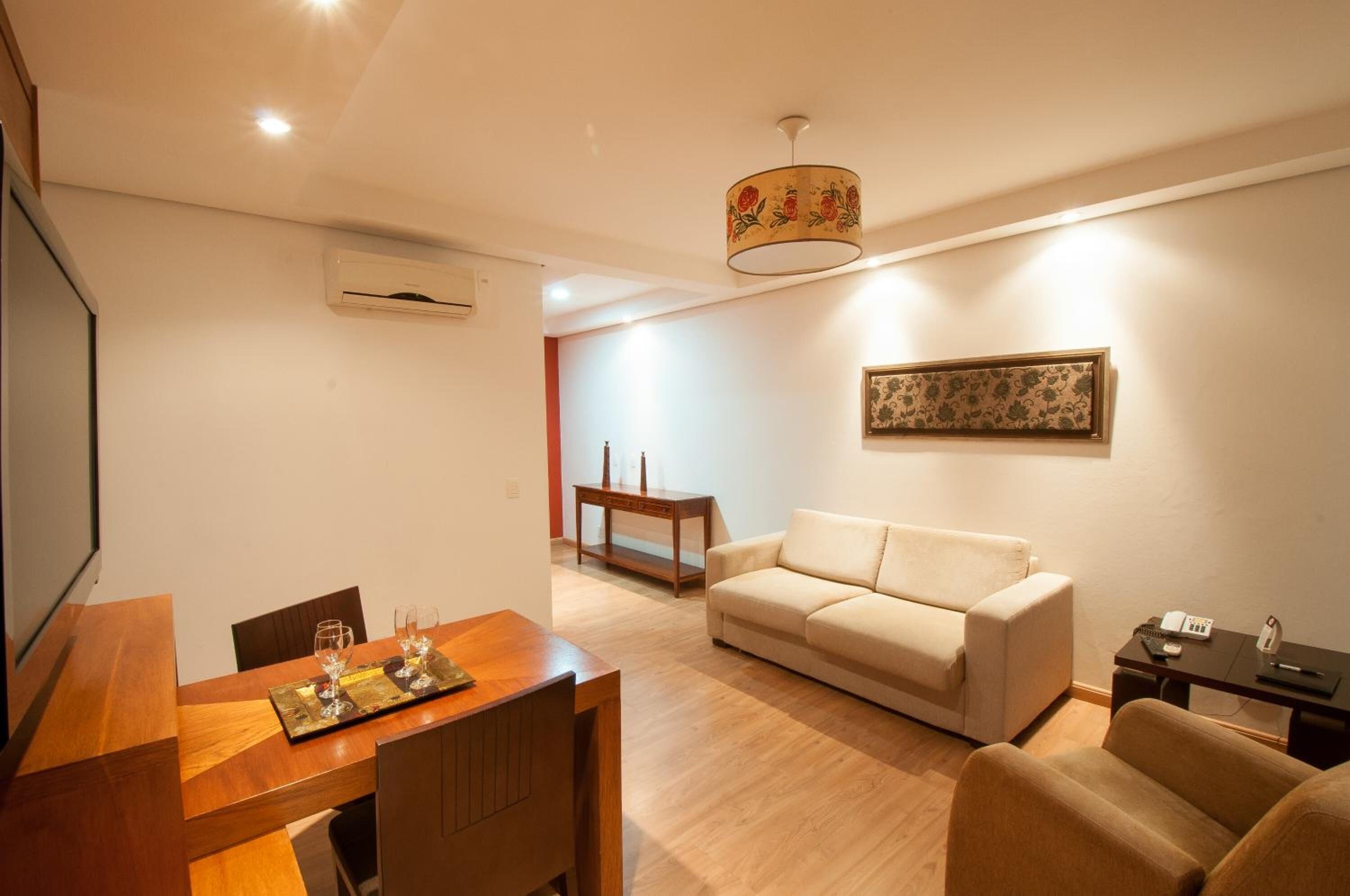 Hypo-allergenic bedding, minibar, in-room safe, desk