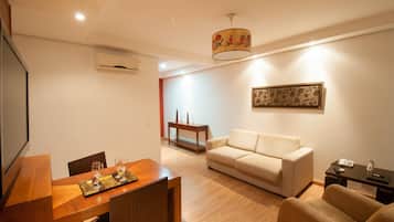 Hypo-allergenic bedding, minibar, in-room safe, desk