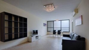 Appartement, 3 chambres | Coin séjour | Télévision à écran plat