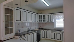 Appartement, 3 chambres | Cuisine privée | Cafetière/bouilloire, grand réfrigérateur, micro-ondes, four
