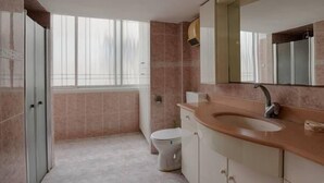 Appartement, 3 chambres | Salle de bain | Ensemble douche/baignoire, articles de toilette gratuits