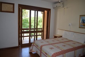 Habitación superior con 1 cama doble o 2 individuales | Escritorio, wifi gratis, ropa de cama