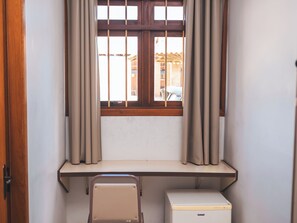 A room with a window, a desk, a chair, and a radiator. - Sítio Hotel e Eventos (Sao Pedro do Sul)