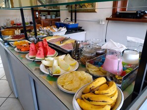 A buffet with various fruits, vegetables, and beverages. - Sítio Hotel e Eventos (Sao Pedro do Sul)