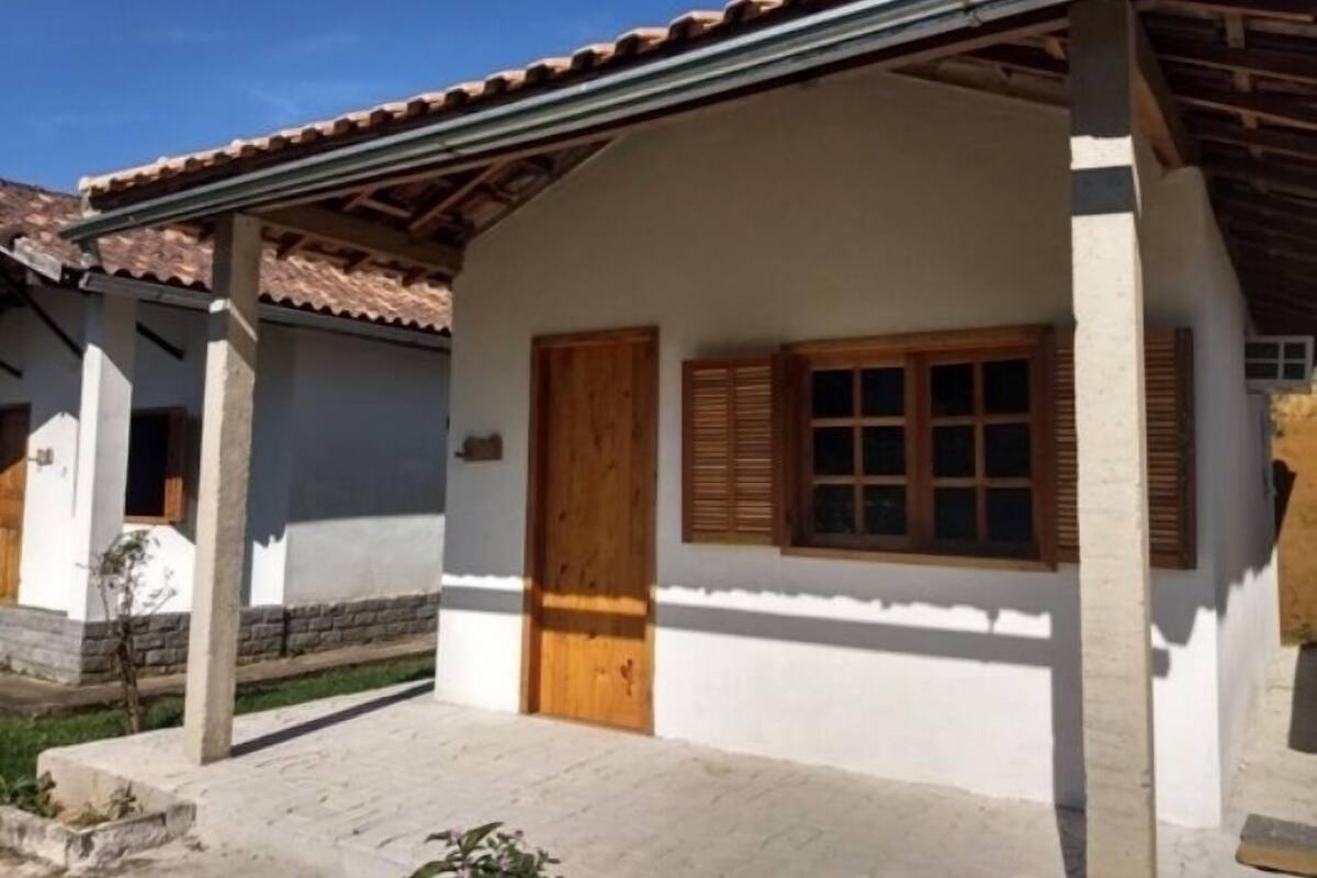 Chalet estándar, vista al jardín | Caja de seguridad en la habitación y ropa de cama