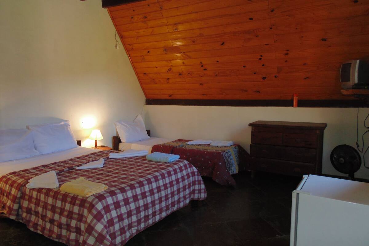 Habitación cuádruple estándar, 4 habitaciones, para fumadores, vista a la montaña | Caja de seguridad en la habitación y ropa de cama