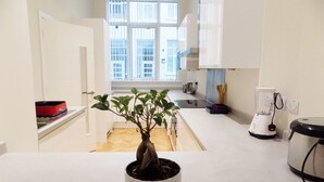 Appartement, 2 chambres (Close to centre & Media City - 20) | Cuisine privée | Réfrigérateur grande capacité avec congélateur, four à micro-ondes