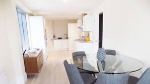 Appartement Penthouse, 3 chambres (54) | Repas dans la chambre