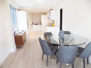 Penthouse, 3 Bedrooms (54) | In-room dining - Expressbnb Apartments (Salford)