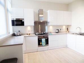 Apartment, 3 Bedrooms (sleeps up to 8 people - 45 ) | Private kitchen | Full-sized fridge, microwave, oven, stovetop - Expressbnb Apartments (Salford)