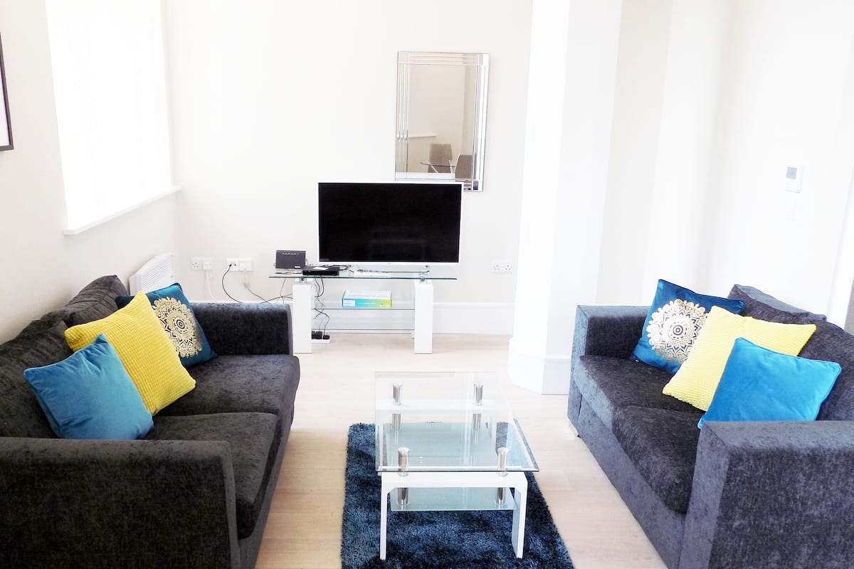 Apartment, 3 Bedrooms (Large Apartment - 34) | Living area