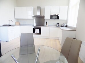 Apartment, 3 Schlafzimmer (Large Apartment - 34) | Eigene Küche | Großer Kühlschrank, Mikrowelle, Ofen, Herdplatte