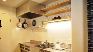 Estúdio standard, para não fumantes (For 3 ~ 8 guests) | Cozinha privada | Geladeira, micro-ondas, chaleira elétrica, panela elétrica de arroz