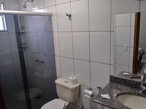 Douche, douche à « effet pluie », articles de toilette gratuits