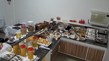 Café da manhã com buffet grátis todos os dias