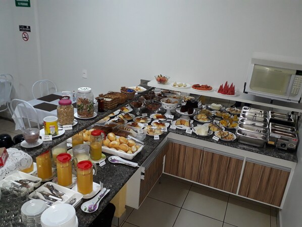 Free daily buffet breakfast - Hotel Guima (Santa Vitoria)