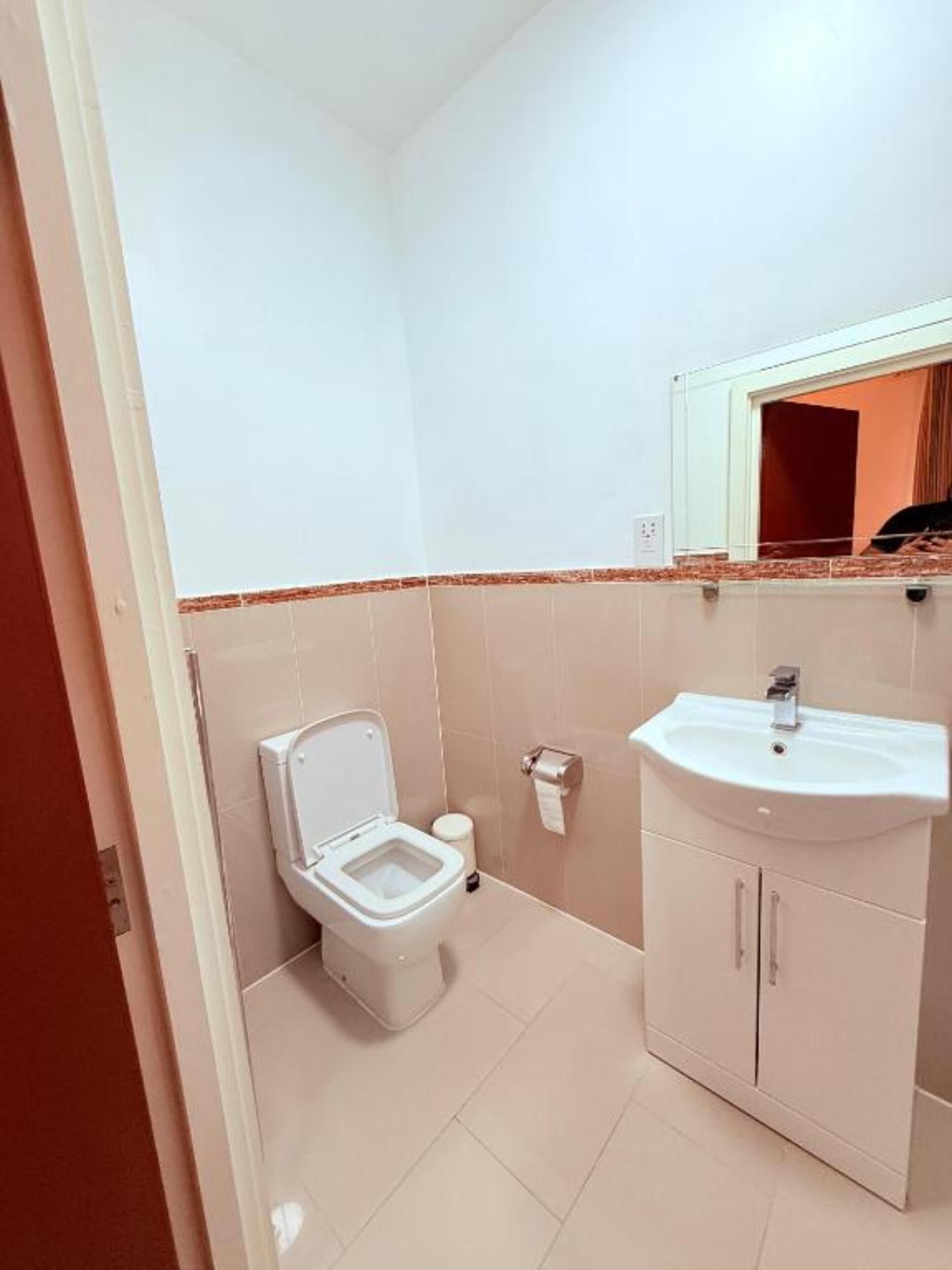 Standard Triple Room | Bathroom | Shower, free toiletries, hair dryer, towels