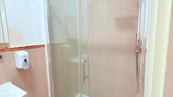 Standard Twin Room | Bathroom | Shower, free toiletries, hair dryer, towels