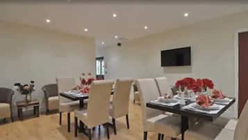 Desayuno buffet (GBP 5 por persona)