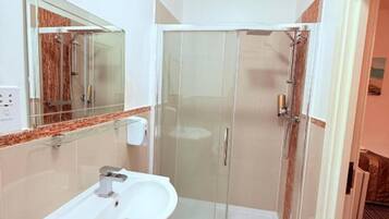 Phòng 3 Tiêu chuẩn | Phòng tắm | Buồng tắm vòi sen, đồ dùng nhà tắm miễn phí, máy sấy tóc, khăn tắm