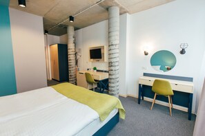 Minibar, caja de seguridad en la habitación y escritorio