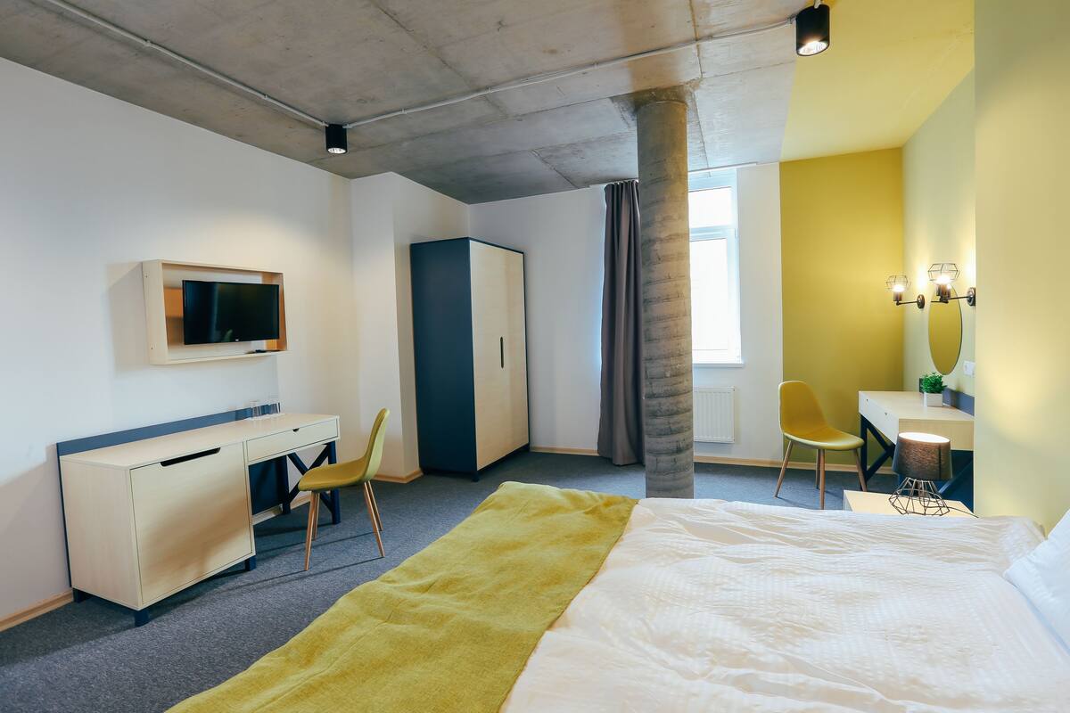 Habitación estándar con 1 cama doble o 2 individuales, vistas a la ciudad | Minibar, caja fuerte, escritorio y tabla de planchar con plancha