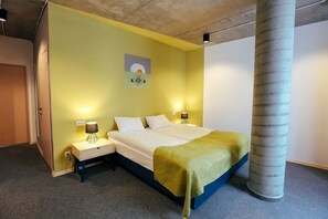 Standaard kamer, 1 twee- of 2 eenpersoonsbedden, uitzicht op stad | Een minibar, een kluis op de kamer, een bureau
