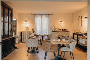 Daily buffet breakfast (EUR 14 per person) - Hôtel Le Chatellier – Piscine chauffée d’avril à octobre (Cancale)