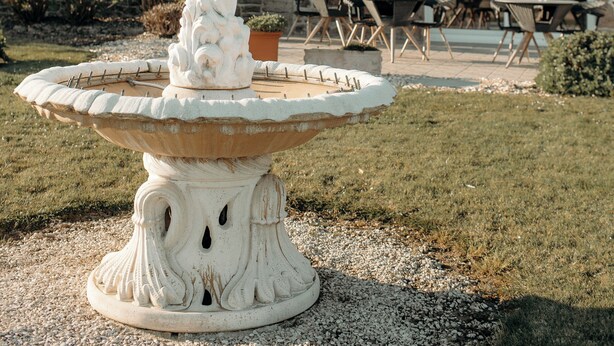 A stone building with a fountain in front. - Hôtel Le Chatellier – Piscine chauffée d’avril à octobre (Cancale)