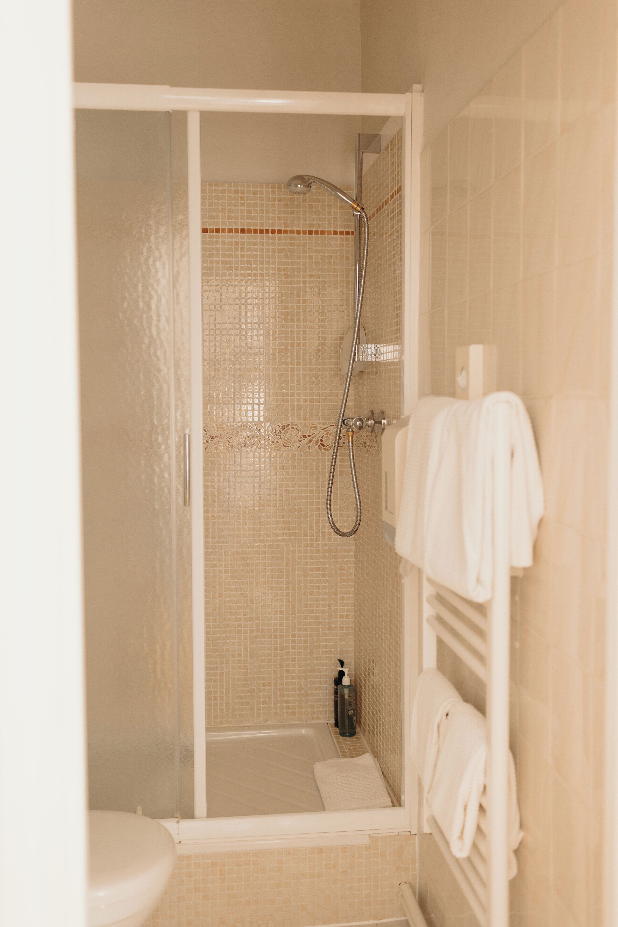 twin room street side  | bathroom | free toiletries, hair dryer, towels