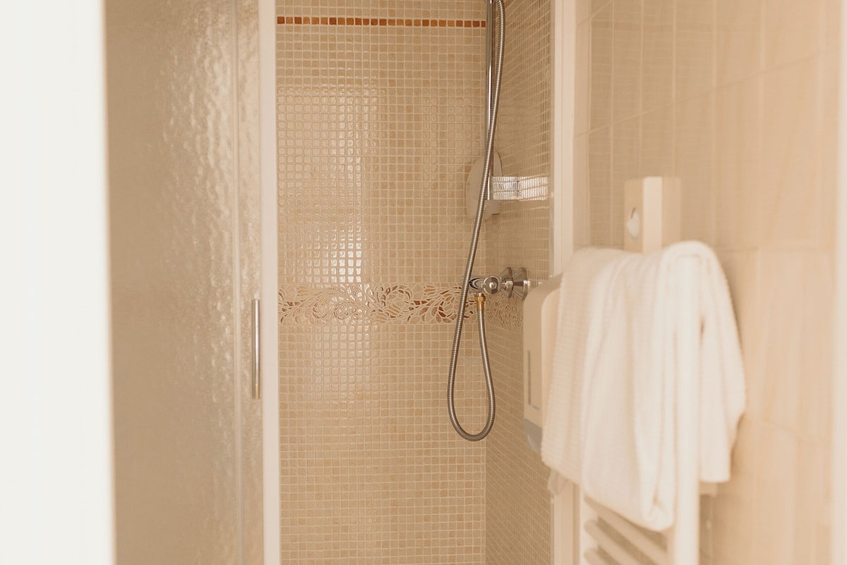 twin room street side  | bathroom | free toiletries, hair dryer, towels