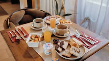 Se ofrece un desayuno bufé (14 EUR por persona)