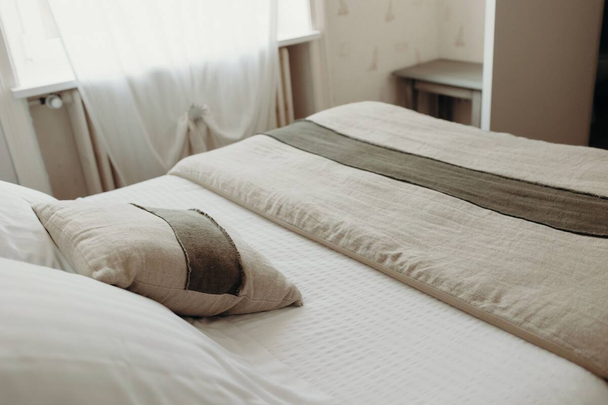 Single Room Street Side | In-room safe, soundproofing, WiFi (free), bed sheets