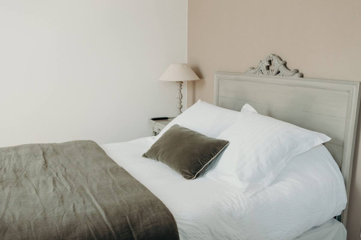 Triple Room Street Side | In-room safe, soundproofing, WiFi (free), bed sheets