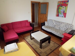 Apartamento estándar, 2 habitaciones, vistas al mar | Zona de estar | Una televisión LCD