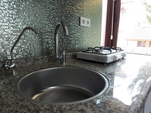 Standard Studio | Private kitchenette | Fridge, stovetop, coffee/tea maker, electric kettle - Izmir Tatil Evi Beach Resort (Seferihisar)