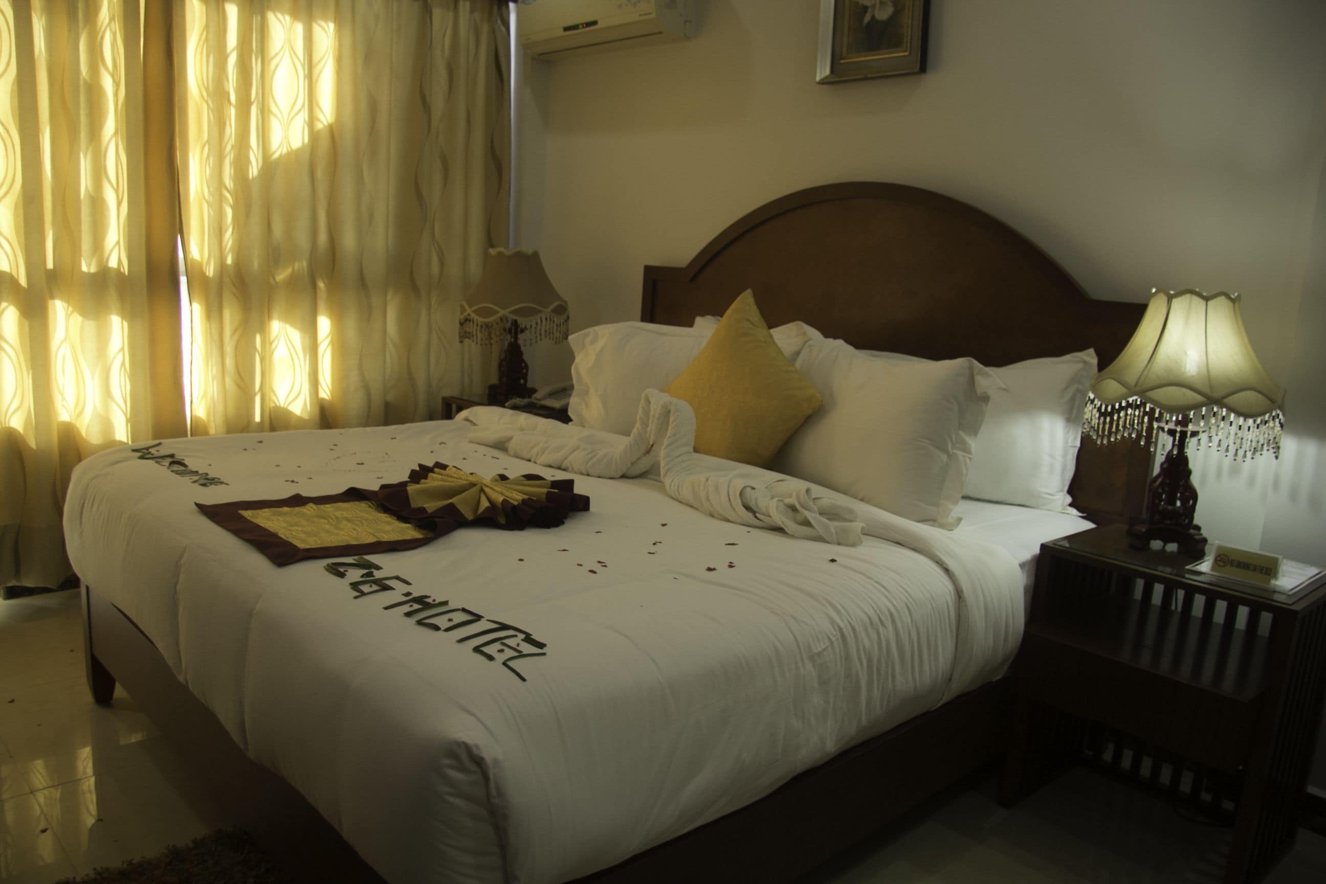 deluxe double room | minibar, in-room safe, desk, soundproofing
